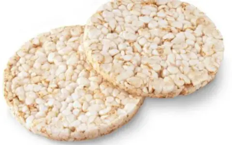Dos tortitas de arroz inflado, crujientes y listas para untar.
