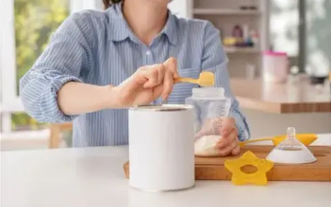 Ile stopni mleko dla niemowlaka? Bezpieczna temperatura dla malucha