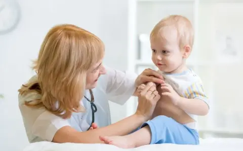 Co na chrypkę u niemowlaka - skuteczne sposoby i objawy, których nie ignoruj