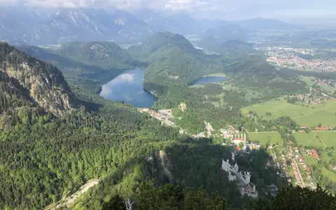 Blick vom Tegelberg auf Alpsee, Hohenschwangau und Neuschwanstein. Eine perfekte Tegelberg Wanderung mit atemberaubender Aussicht.