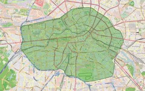 Mapa Berlina z zaznaczoną zieloną strefą płatnego parkowania w centrum.