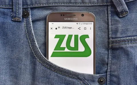 Telefon z logo ZUS w kieszeni jeansów. Nawet polski emeryt za granicą może załatwić sprawy urzędowe online.