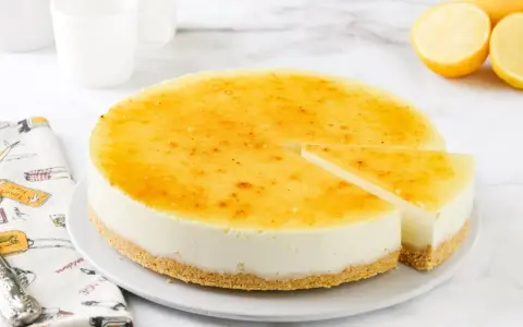 Tarta de limón cremosa con cobertura dorada y base crujiente. ¡Perfecta para cualquier ocasión!