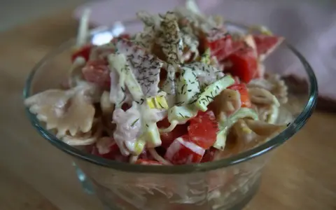 Szybka sałatka z penne i szynką: Przepis, który zawsze się udaje!