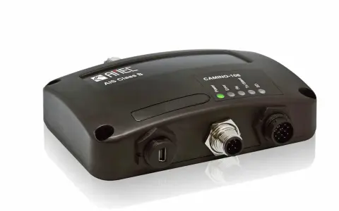 Boîtier noir d'un tracker navire AIS Class B, modèle CAMINO-108, avec indicateurs lumineux et connecteurs.
