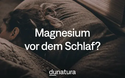 Schlafende Person mit der Frage: "Magnesium vor dem Schlaf?". Informiert über die richtige Dosierung von Magnesium zum Schlafen.