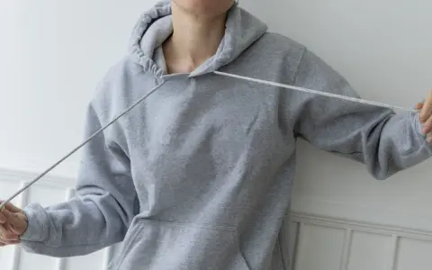 Jak zawiązać sznurki od bluzy, aby uniknąć ich rozwiązania?