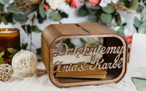Drewniana skrzynka na koperty z napisem "Dziękujemy Ania & Karol" - ciekawe pomysły na prezenty dla pary młodej zamiast gotówki.