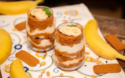 Pyszny deser banoffee w szklankach, warstwowo ułożony z bananów, kremu i pokruszonych ciasteczek. Idealny przepis na słodką chwilę.