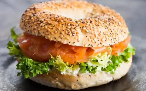 Bajgle na słodko z łososiem, serkiem i sałatą. Idealne na śniadanie lub lunch.
