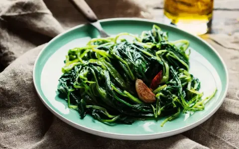 Cicoria in padella, un contorno semplice e gustoso, con aglio e peperoncino.