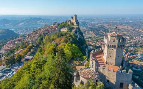 Torri medievali e borgo arroccato sul monte Titano, un paesaggio mozzafiato dello stato San Marino.