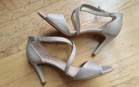 Gdzie kupić buty szpilki rozmiar 34? Sprawdź najlepsze oferty!