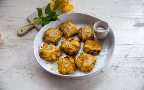 Deliziosi fagottini ripieni, perfetti per scoprire cosa mangiare a pranzo. Un piatto colorato e gustoso, con fiori di zucca e verdure.