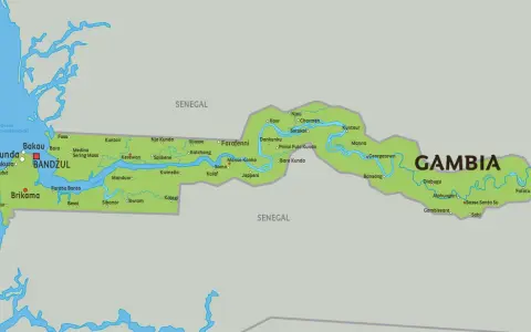Mapa Gambii z zaznaczonymi miastami i rzeką. Widać wybrzeże Oceanu Północnoatlantyckiego i sąsiedni Senegal.