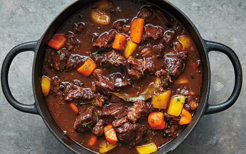En mustig gryta med mört kött, morötter och potatis i en mörk sås. Ett klassiskt kalops recept som doftar ljuvligt.