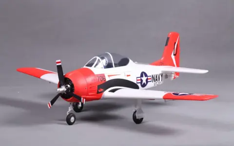 Ein detailgetreues Modell eines T28 Flugzeugs in Navy-Lackierung mit der Nummer 706.