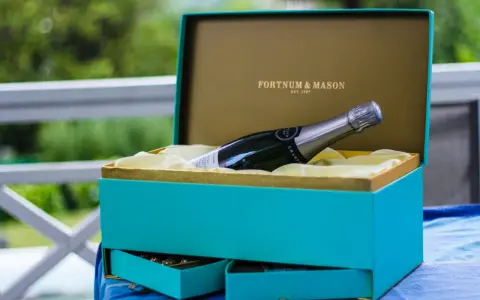 Wino na prezent: Jak wybrać idealnie? Poradnik eksperta