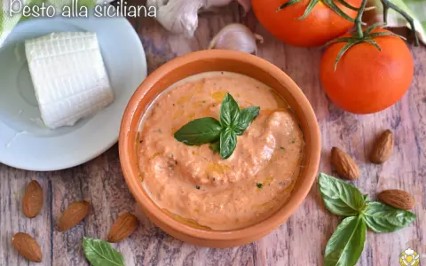 Pesto alla siciliana in terracotta, con pomodori, mandorle, basilico e ricotta.