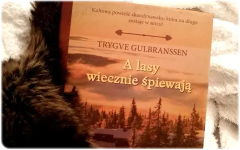 Okładka książki "A lasy wiecznie śpiewają" Trygve Gulbranssena, otoczona miękkim futrem.