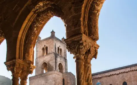 Archi decorati e campanile del Duomo di Monreale, un luogo imperdibile da vedere in Sicilia.
