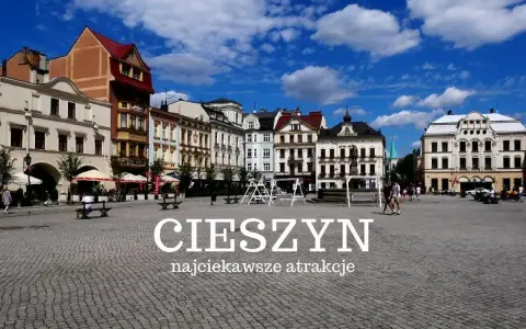 Rynek w Cieszynie, z kolorowymi kamienicami i błękitnym niebem, zaprasza do odkrywania jego najciekawszych atrakcji.