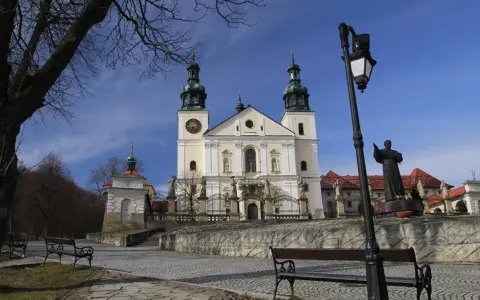 Kalwaria Zebrzydowska klasztor z wieżami i placem.