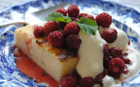 En bit krämig mannagrynspudding med färska skogs­bär och mynta. Ett härligt recept på mannagrynspudding som passar perfekt till fikat.