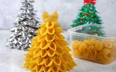 Świąteczne DIY dla dzieci: choinki z makaronu! Zobacz, jak łatwo stworzyć te urocze ozdoby.