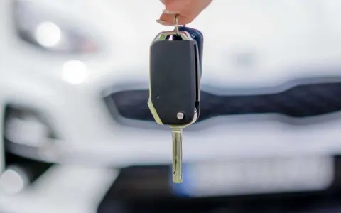 Kluczyki do nowego auta, które można mieć dzięki leasingowi. Dowiedz się, leasing co to jest i jak działa.