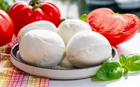 Świeża mozzarella i pomidory, idealne do dań z mozzarellą na ciepło.