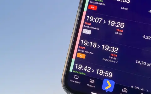 Telefon wyświetla rozkład jazdy pociągów z informacją o opóźnieniach.
