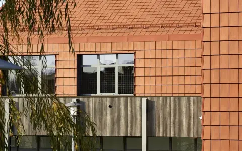 Fasada budynku: Definicja, funkcje i materiały. Co musisz wiedzieć?