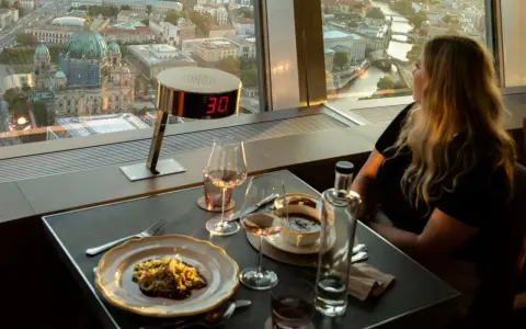 Romantisches Abendessen mit Blick auf Berlin. Perfekte date ideen berlin für einen besonderen Anlass.