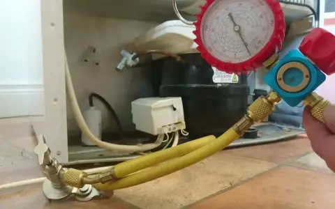 Jak sprawdzić gaz w lodówce? Objawy, diagnoza, koszty naprawy