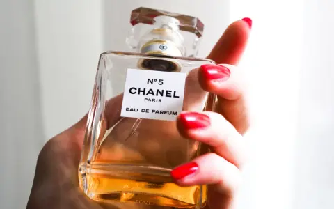 Woda Perfumowana czy Perfumy? Rozszyfruj etykiety i wybierz idealnie