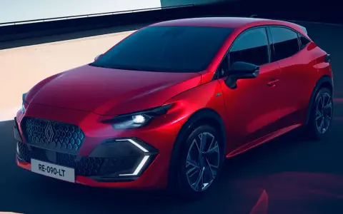 El nuevo Clio 2026, un coche rojo vibrante con diseño moderno, se presenta en un entorno urbano con luces LED llamativas.