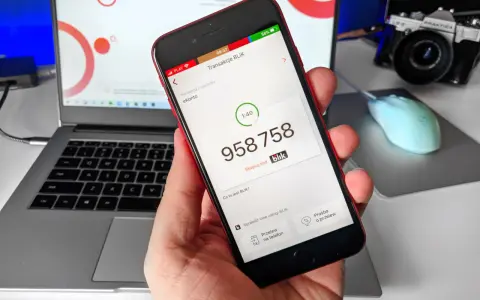 Dłoń trzyma smartfon z aplikacją Blik, na ekranie widoczny kod transakcji.