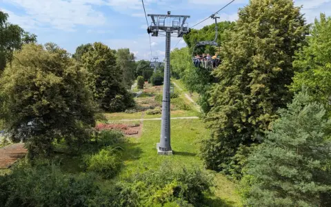 Kolejka linowa nad parkiem z różami, idealne miejsce na wycieczkę do 100 km od Katowic.