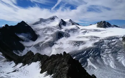 Majestätische Berglandschaft mit schneebedeckten Gipfeln und Gletschern. Die Wildspitze Besteigung ist ein Traum für jeden Alpinisten.