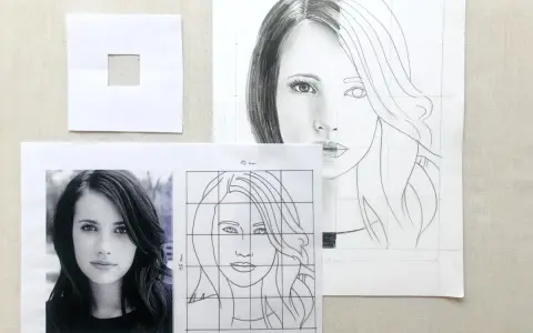 Guida per imparare come fare un ritratto da una foto: foto originale, disegno a griglia e schizzo in corso.