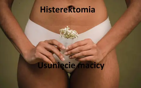 Kobieta trzyma kubeczek menstruacyjny z kwiatami. Napisy "Histerektomia" i "Usunięcie macicy" sugerują temat zabiegu.