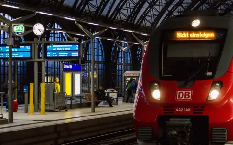 Roter Zug mit "Nicht einsteigen" auf der Anzeige am Bahnhof Dresden Hbf.