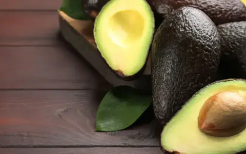 Des avocats frais, coupés en deux, prêts pour une délicieuse recette avocat.