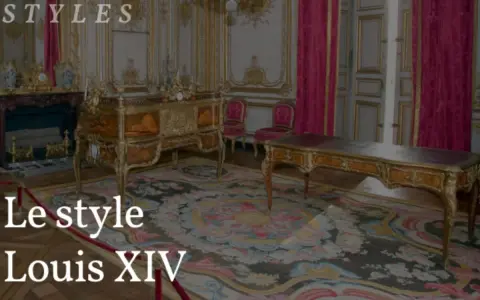 Un salon orné de mobilier Louis XIV, avec un bureau imposant et une commode dorée sur un tapis fleuri.