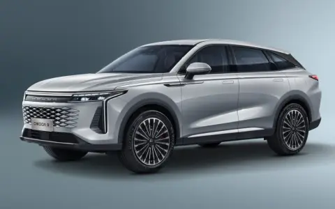 Srebrny OMODA 9 Super Hybrid z futurystycznym grillem i eleganckimi liniami nadwozia.
