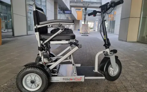 Skuter inwalidzki "FreedomChair" na chodniku. Czy skuter inwalidzki trzeba rejestrować? To pytanie nurtuje wielu użytkowników.