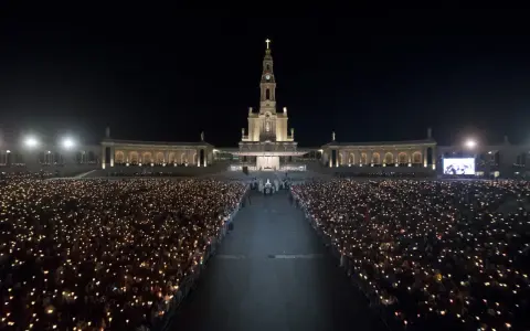 Nachtprozession mit Tausenden Kerzen vor der Basilika von **heilige Fatima**. Gläubige versammeln sich für eine feierliche Zeremonie.