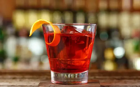 Negroni: Przepis na idealny koktajl. Sekrety barmana w domu!