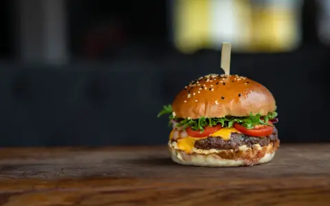 Ile kalorii ma burger wołowy? Prawda i 5 sposobów na odchudzenie!